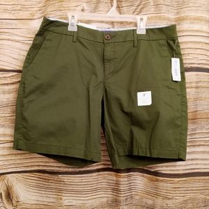 Old Navy green "every day short"